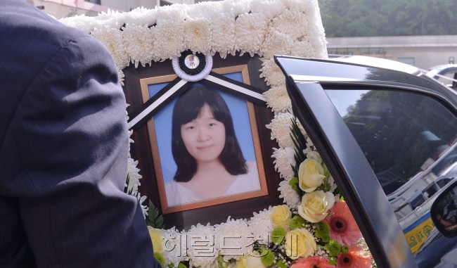 22일 오전 서울 반포동에 위치한 서울성모병원 장례식장에서 단원고 교사인 고 전수영 선생님의 발인식이 열렸다.<br />이상섭 기자. babtong@heraldcorp.com
22일 오전 서울 반포동에 위치한 서울성모병원 장례식장에서 단원고 교사인 고 전수영 선생님의 발인식이 열렸다.
이상섭 기자. babtong@heraldcorp.com
22일 오전 서울 반포동에 위치한 서울성모병원 장례식장에서 단원고 교사인 고 전수영 선생님의 발인식이 열렸다.
이상섭 기자. babtong@heraldcorp.com
22일 오전 서울 반포동에 위치한 서울성모병원 장례식장에서 단원고 교사인 고 전수영 선생님의 발인식이 열렸다.
이상섭 기자. babtong@heraldcorp.com