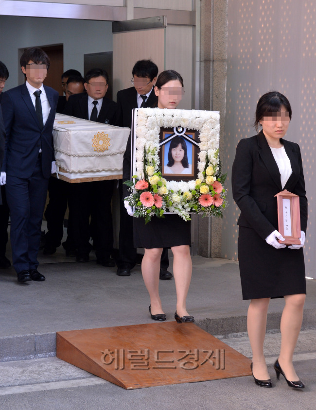 22일 오전 서울 반포동에 위치한 카톨릭대학교 서울성모병원 장례식장에서 단원고 교사인 故 전수영 선생님의 발인식이 엄수됐다.