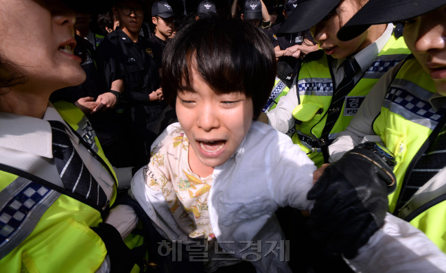 22일 오전 서울 세종로 정부청사에서 대학생 단체 십여명이 난입 해 박근혜 정권의 퇴진과 내각 총사퇴를 요구하며 기습 시위를 벌이고 있다./안훈 기자 rosedale@ 2014.05.22
22일 오전 서울 세종로 정부청사에서 대학생 단체 십여명이 난입 해 박근혜 정권의 퇴진과 내각 총사퇴를 요구하며 기습 시위를 벌이고 있다./안훈 기자 rosedale@ 2014.05.22
22일 오전 서울 세종로 정부청사에서 대학생 단체 십여명이 난입 해 박근혜 정권의 퇴진과 내각 총사퇴를 요구하며 기습 시위를 벌이고 있다./안훈 기자 rosedale@ 2014.05.22