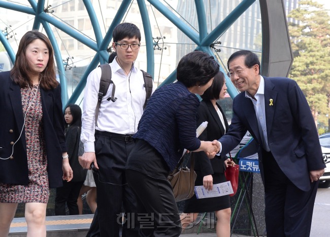 박원순 새정치민주연합 서울시장후보가  공식 선거운동 첫날인 22일  오전 서울 서초구 강남역에서 출근길 시민들과  악수를 하고있다.이길동기자.gdlee@heraldcorp.com