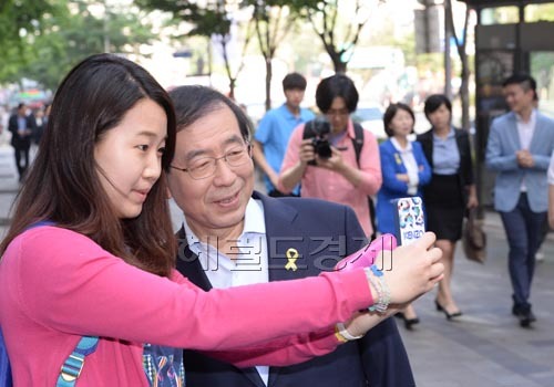 박원순 새정치민주연합 서울시장후보가 공식 선거운동 첫날인 22일 오전 서울 서초구 강남역에서 출근길 한시민과 사진을 찍고 있다.