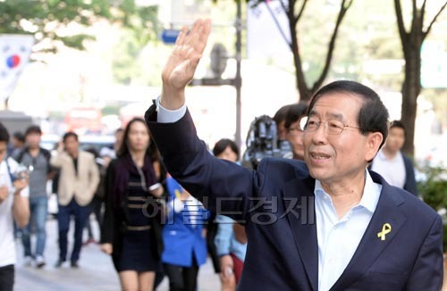 박원순(서울시장/변호사/서울특별시시장)
박원순 새정치민주연합 서울시장후보가 공식 선거운동 첫날인 22일 오전 서울 서초구 강남역에서 출근길 시민들을 향해 손을 들어 인사를 하고있다.