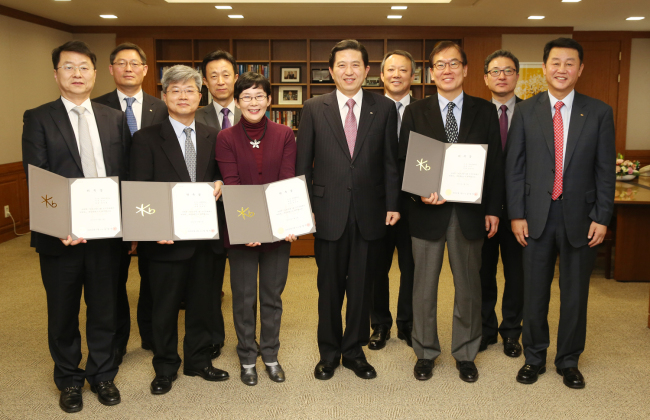 KB Financial Group chairman Lim Young-rok (center) initiates the company’s organization culture reform committee in January, pledging to boost corporate integrity and reinforce the group’s nonbanking sectors.   KB Financial Group