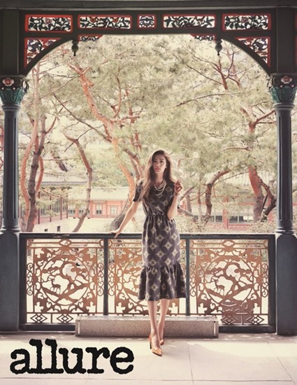 나나(가수/애프터스쿨/오렌지캬라멜/애프터스쿨레드)
K-pop girl group After School’s Nana poses in stylish suits and medium long dresses for a fashion magazine. The photo shoot was done at Seoul landmarks including Deoksugung Palace, Cheonggyecheon and the National Museum of Contemporary Art.