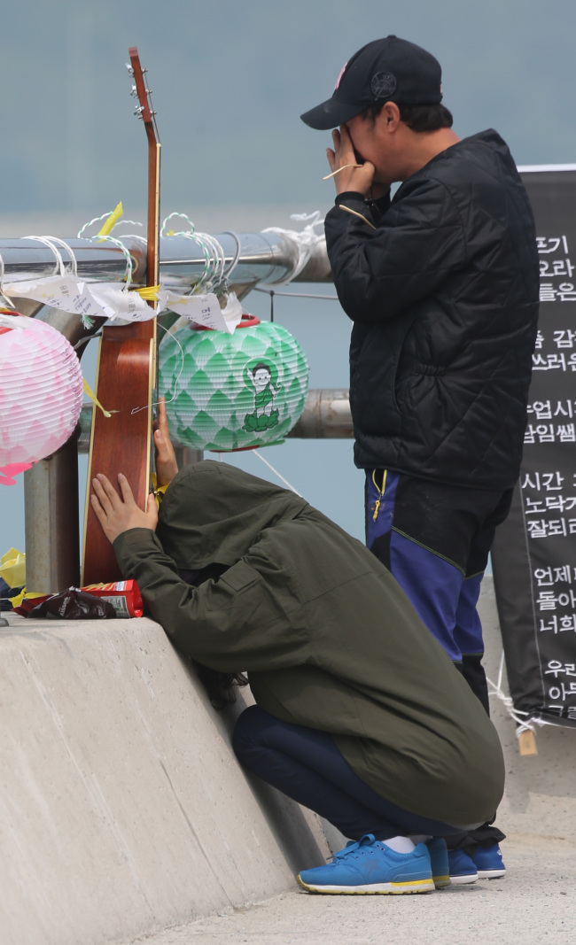 Relatives of those still missing from the Sewol ferry accident shed tears at the Paengmok Harbor on Jindo Island, South Jeolla Province, Thursday.   Yonhap