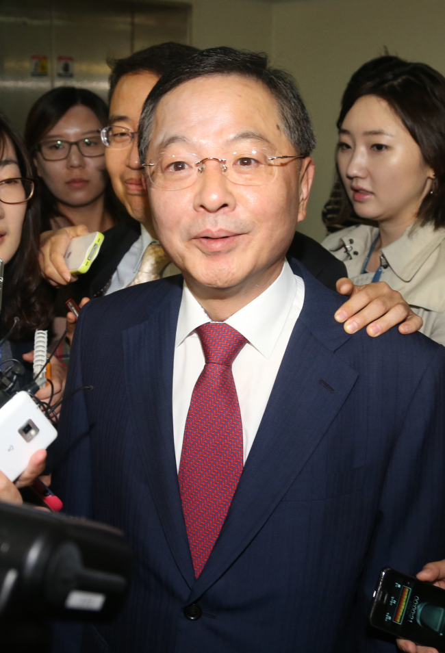 안대희(변호사/전대법관/변호사안대희법률사무소변호사/국세청세무조사감독위원회위원장)
President Park Geun-hye nominated former Supreme Court Judge Ahn Dae-hee as prime minister on Thursday in an initial step to restore the battered image of the government in the wake of the Sewol disaster and implement new policies to enhance national safety and root out corrupt practices in public offices.