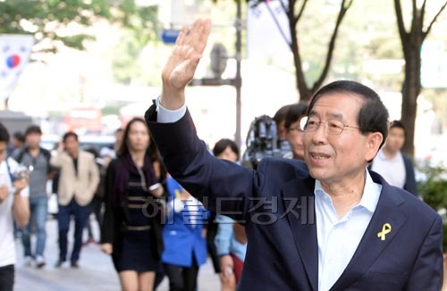 박원순(서울시장/변호사/서울특별시시장)
박원순 새정치민주연합 서울시장후보가 공식 선거운동 첫날인 22일 오전 서울 서초구 강남역에서 출근길 시민들을 향해 손을 들어 인사를 하고있다.