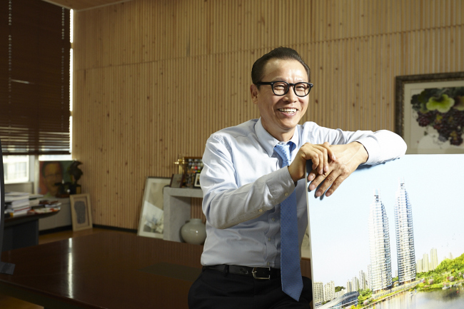 문주현(기업인/엠디엠회장/문주장학재단이사장/한국자산신탁회장)
만나자 마자 환한 미소에 조금 높은 목소리로 인사를 건네며 손을 내민다. 반가운 눈빛에 마음이 편안해 진다. 자리에 앉자 “와 줘서 고맙다”고 말을 시작한다. ‘사실 내 쪽에서 요청해 잡은 약속인데...’ 다시 마음이 스르르 녹는다.