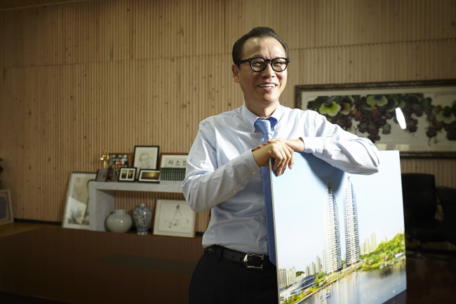 문주현(기업인/엠디엠회장/문주장학재단이사장/한국자산신탁회장)
만나자 마자 환한 미소에 조금 높은 목소리로 인사를 건네며 손을 내민다. 반가운 눈빛에 마음이 편안해 진다. 자리에 앉자 “와 줘서 고맙다”고 말을 시작한다. ‘사실 내 쪽에서 요청해 잡은 약속인데...’ 다시 마음이 스르르 녹는다.