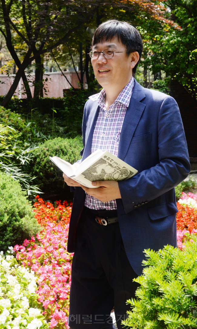 장은수 민음사 대표 인터뷰. 박현구 기자phko@heraldm.com 2014.05.20
장은수 민음사 대표 인터뷰. 박현구 기자phko@heraldm.com 2014.05.20