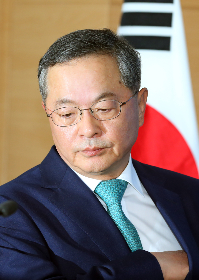 안대희(변호사/전대법관/변호사안대희법률사무소변호사/국세청세무조사감독위원회위원장)
President Park Geun-hye nominated former Supreme Court Judge Ahn Dae-hee as prime minister on Thursday in an initial step to restore the battered image of the government in the wake of the Sewol disaster and implement new policies to enhance national safety and root out corrupt practices in public offices.
Prime Minister-nominee Ahn Dae-hee reaches for his notes at a news conference held at the government complex in Seoul on Thursday.   Yonhap