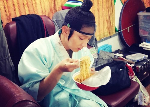 이준기(영화배우/탤런트/나무엑터스)
Actor Lee Jun-gi released a picture of himself devouring instant ramen at the mise-en-scene of KBS TV show “Joseon’s Gunman” on Thursday.
