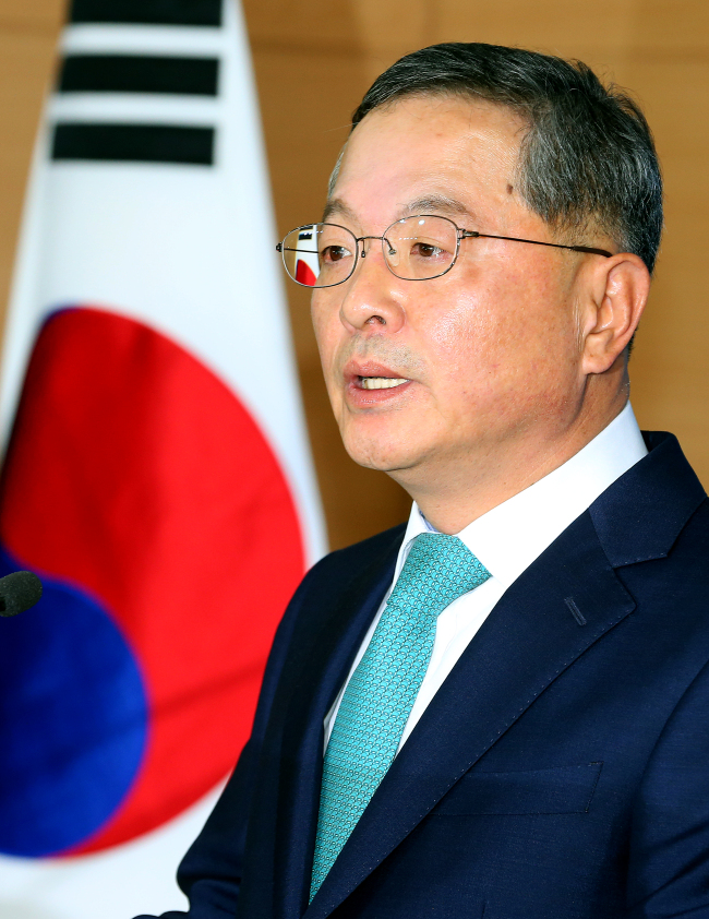 안대희(변호사/전대법관/변호사안대희법률사무소변호사/국세청세무조사감독위원회위원장)
회견서 '책임총리' 의지 피력…"개인적 삶버리고 적폐일소•개혁"