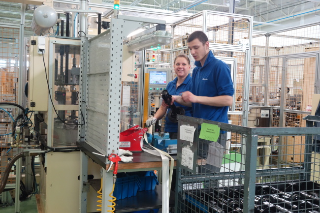 만도가 폴란드 공장 준공을 계기로 유럽 내 생산기지 건설을 본격화하고, 독일을 전자센서 연구ㆍ개발(R&D) 센터로 적극 육성하기로 했다.
만도는 22일(현지 시각) 미국, 중국에 이어 유럽을 대상으로 한 글로벌 생산기지로 활용될 폴란드 공장에 대한 준공식을 열었다.
이날 폴란드 바우브지흐(Walbrzych)에서 열린 준공식에는 정몽원 한라그룹 회장과 신사현 만도 부회장, 보그단 즈드로예브스키(Bogdan Zdrojewski) 폴란드 문화부장관, 스와보미르 마이만(Stawomir Majman) 폴란드 투자청장, 로만 쉬웨메이(Roman Szelemej) 바우브지흐 시장과 현대ㆍ기아차 관계자 등이 참석했다.