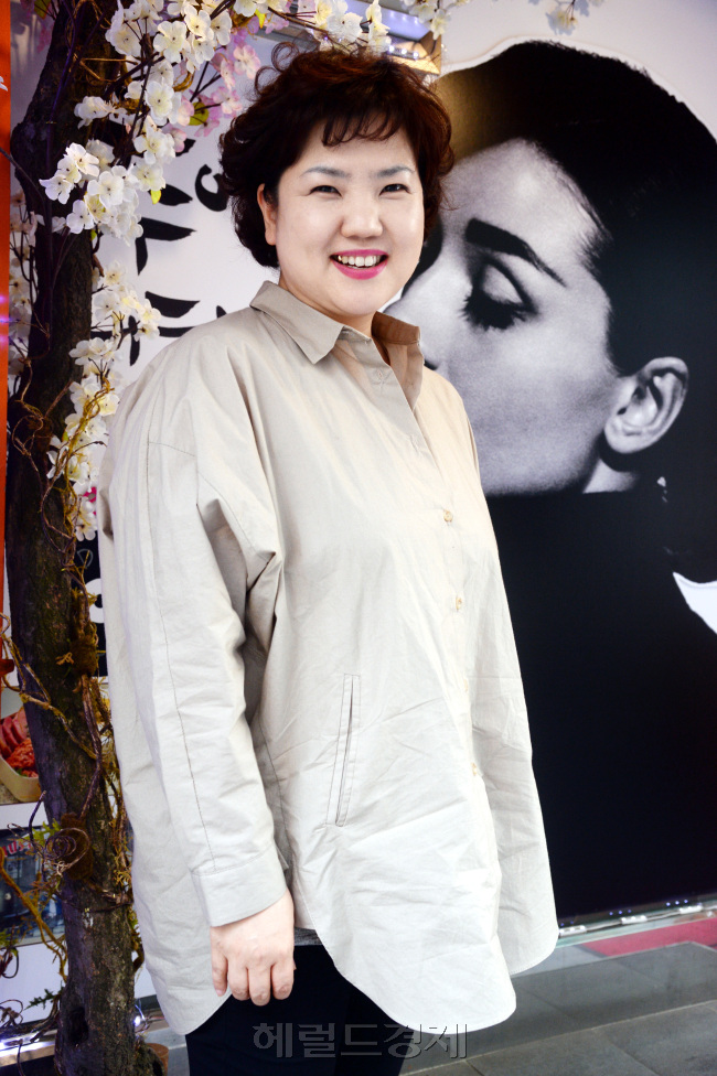 김지은 허리우드 극장 대표.박현구 기자phko@heraldm.com 2014.05.20
김지은 허리우드 극장 대표.박현구 기자phko@heraldm.com 2014.05.20
김지은 허리우드 극장 대표.박현구 기자phko@heraldm.com 2014.05.20
김지은 허리우드 극장 대표.박현구 기자phko@heraldm.com 2014.05.20