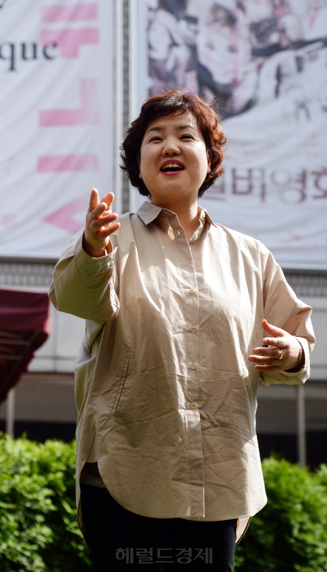 김지은 허리우드 극장 대표.박현구 기자phko@heraldm.com 2014.05.20
김지은 허리우드 극장 대표.박현구 기자phko@heraldm.com 2014.05.20
김지은 허리우드 극장 대표.박현구 기자phko@heraldm.com 2014.05.20
김지은 허리우드 극장 대표.박현구 기자phko@heraldm.com 2014.05.20