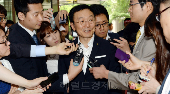 KB금융지주와 KB국민은행이 주 전산시스템 교체를 놓고 내홍을 겪고 있는 가운데 이건호 KB국민은행장이 23일 오전 서울 여의도  KB국민은행 본점에서 열리는 긴급 이사회에 참석하기 위해 이동중 기자들의 질문을 받고 있다./안훈 기자 rosedale@ 2014.05.22
KB금융지주와 KB국민은행이 주 전산시스템 교체를 놓고 내홍을 겪고 있는 가운데 이건호 KB국민은행장이 23일 오전 서울 여의도  KB국민은행 본점에서 열리는 긴급 이사회에 참석하기 위해 이동중 기자들의 질문을 받고 있다./안훈 기자 rosedale@ 2014.05.22