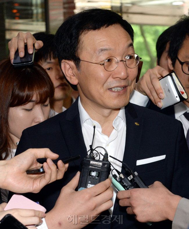 KB금융지주와 KB국민은행이 주 전산시스템 교체를 놓고 내홍을 겪고 있는 가운데 이건호 KB국민은행장이 23일 오전 서울 여의도  KB국민은행 본점에서 열리는 긴급 이사회에 참석하기 위해 이동중 기자들의 질문을 받고 있다./안훈 기자 rosedale@ 2014.05.22
KB금융지주와 KB국민은행이 주 전산시스템 교체를 놓고 내홍을 겪고 있는 가운데 이건호 KB국민은행장이 23일 오전 서울 여의도  KB국민은행 본점에서 열리는 긴급 이사회에 참석하기 위해 이동중 기자들의 질문을 받고 있다./안훈 기자 rosedale@ 2014.05.22