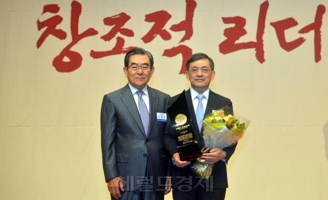 KMA한국능률협회 제46회 한국의 경영자상 시상식이 23일 서울 용산구 한남동 하얏트호텔에서 열려 이봉서 KMA한국능률협회과 수상자인 권오현 삼성전자 부회장이 기념촬영을 하고 있다.<br />김명섭 기자 msiron@heraldcorp.com
KMA한국능률협회 제46회 한국의 경영자상 시상식이 23일 서울 용산구 한남동 하얏트호텔에서 열려 이봉서 KMA한국능률협회과 수상자인 권오현 삼성전자 부회장이 기념촬영을 하고 있다.
김명섭 기자 msiron@heraldcorp.com