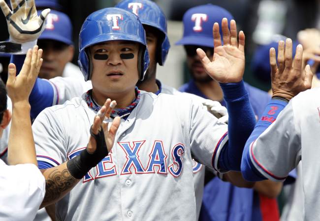 Texas Rangers outfielder Choo Shin-soo is congratulated after scoring a run in the third inning on Thursday.   AFP-Yonhap
