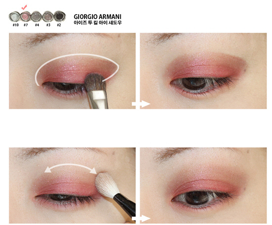 After you have applied the lipstick and smudged it with your fingertips, use a red shadow and apply it as seen in the picture.
Use a blending brush to sweep away the boundaries and blend the edges smoothly. 　