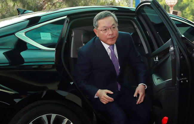 Prime Minister nominee Ahn Dae-hee heads to the government complex annex in central Seoul on Friday to prepare for his parliamentary confirmation hearing.   Yonhap