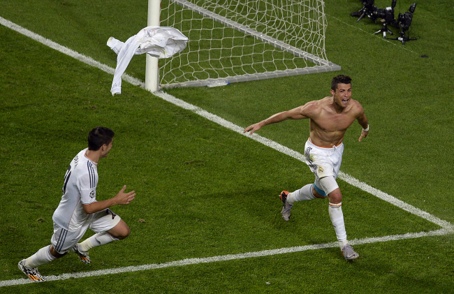 Real Madrid’s Cristiano Ronaldo (right) celebrates his goal on Saturday.   AP-Yonhap