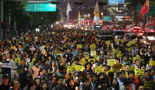Protesters march in central Seoul on Saturday calling on Cheong Wa Dae to take responsibility over the government’s failed rescue mission for passengers of the sunken ferry Sewol.   Yonhap