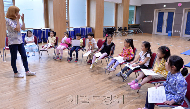 60년 전통의 언론지식기업인 헤럴드가 25일 서울 관악영어마을에서 학교와 학원의 일괄교육에서 벗어나 아이들이 가진 자질과 재능을 꽃피우기 위한 국내 최초의 개성교육 프로젝트인 '헤럴드 드림빅 프로젝트'가 열렸다. 참여와 체험 중심의 커리큘럼의 '헤럴드 드림빅 프로젝트' 프로그램들은 영어마을과 신문교육(NIE)으로 다져진 헤럴드의 특성화된 교육 노하우와 민간 교육기관들의 전문성이 결합돼 개성교육의 최적화를 위한 엄격한 검증과정을 커쳐 탄생한 국내최초의 개성교율 프로그램이다.<br />헤럴드 드림빅 프로젝트에 참여한 아이들이 슈퍼보컬 트레이닝 수업을 듣고 있다.<br />이상섭 기자. babtong@heraldcorp.com
60년 전통의 언론지식기업인 헤럴드가 25일 서울 관악영어마을에서 학교와 학원의 일괄교육에서 벗어나 아이들이 가진 자질과 재능을 꽃피우기 위한 국내 최초의 개성교육 프로젝트인 '헤럴드 드림빅 프로젝트'가 열렸다. 참여와 체험 중심의 커리큘럼의 '헤럴드 드림빅 프로젝트' 프로그램들은 영어마을과 신문교육(NIE)으로 다져진 헤럴드의 특성화된 교육 노하우와 민간 교육기관들의 전문성이 결합돼 개성교육의 최적화를 위한 엄격한 검증과정을 커쳐 탄생한 국내최초의 개성교율 프로그램이다.
헤럴드 드림빅 프로젝트에 참여한 아이들이 슈퍼보컬 트레이닝 수업을 듣고 있다.
이상섭 기자. babtong@heraldcorp.com
60년 전통의 언론지식기업인 헤럴드가 25일 서울 관악영어마을에서 학교와 학원의 일괄교육에서 벗어나 아이들이 가진 자질과 재능을 꽃피우기 위한 국내 최초의 개성교육 프로젝트인 '헤럴드 드림빅 프로젝트'가 열렸다. 참여와 체험 중심의 커리큘럼의 '헤럴드 드림빅 프로젝트' 프로그램들은 영어마을과 신문교육(NIE)으로 다져진 헤럴드의 특성화된 교육 노하우와 민간 교육기관들의 전문성이 결합돼 개성교육의 최적화를 위한 엄격한 검증과정을 커쳐 탄생한 국내최초의 개성교율 프로그램이다.
헤럴드 드림빅 프로젝트에 참여한 아이들이 슈퍼보컬 트레이닝 수업을 듣고 있다.
이상섭 기자. babtong@heraldcorp.com