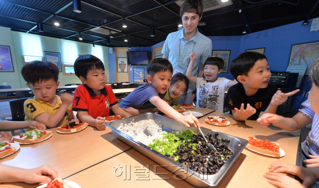 60년 전통의 언론지식기업인 헤럴드가 25일 서울 관악영어마을에서 학교와 학원의 일괄교육에서 벗어나 아이들이 가진 자질과 재능을 꽃피우기 위한 국내 최초의 개성교육 프로젝트인 '헤럴드 드림빅 프로젝트'가 열렸다. 참여와 체험 중심의 커리큘럼의 '헤럴드 드림빅 프로젝트' 프로그램들은 영어마을과 신문교육(NIE)으로 다져진 헤럴드의 특성화된 교육 노하우와 민간 교육기관들의 전문성이 결합돼 개성교육의 최적화를 위한 엄격한 검증과정을 커쳐 탄생한 국내최초의 개성교육 프로그램이다.<br />이상섭 기자. babtong@heraldcorp.com
60년 전통의 언론지식기업인 헤럴드가 25일 서울 관악영어마을에서 학교와 학원의 일괄교육에서 벗어나 아이들이 가진 자질과 재능을 꽃피우기 위한 국내 최초의 개성교육 프로젝트인 '헤럴드 드림빅 프로젝트'가 열렸다. 참여와 체험 중심의 커리큘럼의 '헤럴드 드림빅 프로젝트' 프로그램들은 영어마을과 신문교육(NIE)으로 다져진 헤럴드의 특성화된 교육 노하우와 민간 교육기관들의 전문성이 결합돼 개성교육의 최적화를 위한 엄격한 검증과정을 커쳐 탄생한 국내최초의 개성교육 프로그램이다.
이상섭 기자. babtong@heraldcorp.com
60년 전통의 언론지식기업인 헤럴드가 25일 서울 관악영어마을에서 학교와 학원의 일괄교육에서 벗어나 아이들이 가진 자질과 재능을 꽃피우기 위한 국내 최초의 개성교육 프로젝트인 '헤럴드 드림빅 프로젝트'가 열렸다. 참여와 체험 중심의 커리큘럼의 '헤럴드 드림빅 프로젝트' 프로그램들은 영어마을과 신문교육(NIE)으로 다져진 헤럴드의 특성화된 교육 노하우와 민간 교육기관들의 전문성이 결합돼 개성교육의 최적화를 위한 엄격한 검증과정을 커쳐 탄생한 국내최초의 개성교육 프로그램이다.
이상섭 기자. babtong@heraldcorp.com