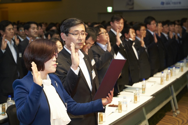 IBK기업은행이 올 초 충주연수원에서 전국 영업점장 회의를 열고 개인정보보호법 준수 등 은행원이 반드시 지켜야 할 ‘클린 IBK 10대 운동’ 선포식을 갖고 있다.
[사진제공=기업은행]