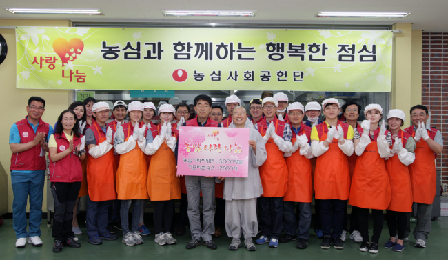 농심은 지난 24일 서울 중구 노인복지센터를 방문해 라면 5000개를 전달하고, 무료 급식 봉사활동을 펼쳤다고 26일 밝혔다.
이번 활동은 농심 직원들이 자발적으로 월급을 모아 만든 ‘해피펀드’ 기금으로 진행됐다. 2007년 5월 만들어진 해피펀드는 매월 자신이 희망한 금액이 월급에서 자동이체되는 방식으로 모금된다. 지난달엔 누적금액이 처음으로 7억원을 넘어섰다.