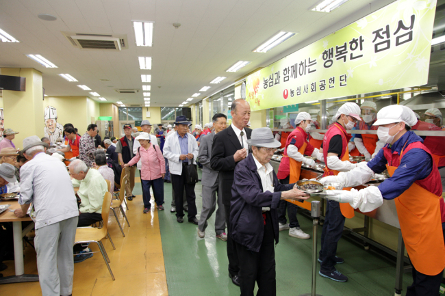 농심은 지난 24일 서울 중구 노인복지센터를 방문해 라면 5000개를 전달하고, 무료 급식 봉사활동을 펼쳤다고 26일 밝혔다.
이번 활동은 농심 직원들이 자발적으로 월급을 모아 만든 ‘해피펀드’ 기금으로 진행됐다. 2007년 5월 만들어진 해피펀드는 매월 자신이 희망한 금액이 월급에서 자동이체되는 방식으로 모금된다. 지난달엔 누적금액이 처음으로 7억원을 넘어섰다.