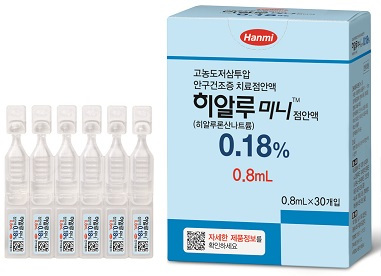 안구건조증약을 수시로 점안해야 하는 환자들을 위한 고용량 제품이 출시됐다.
한미약품(대표 이관순)은 최근 안구건조증치료제 ‘히알루미니0.18%’의 용량을 높인 0.8㎖<사진>를 새롭게 출시했다고 25일 밝혔다.
히알루미니는 인체 조직과 성분이 유사한 천연물질인 히알루론산(HA)을 함유한 전문의약품으로, 안구의 외상 및 결막 건조증 등에 효과가 있다.