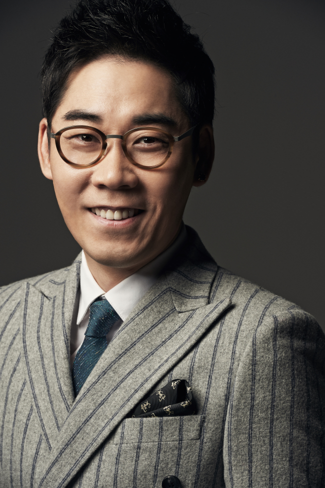 김연우(김학철/가수/미스틱89)
“18년동안 해온 음악이 고여 있다고 생각했어요. 이젠 바꿔보려 합니다.”
‘발라드의 정석’ 가수 김연우(44)는 오는 28일 발매되는 새 미니앨범 ‘MOVE’의 의미를 이렇게 설명했다. 그는 언젠가부터 조용한 떨림으로 시작해, 한 단 올리고, 이어 터트리는 발라드의 전형이 지겨워졌다. 그도 트렌디한 음악을 하고 싶었다.