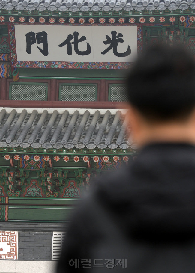 부실 복원 논란에 휩싸였던 서울 광화문 현판에 새로운 균열이 발견됐다.26일 오전 광화문 현판  '화(化)'자 오른쪽에 생긴 균열이 눈에 띈다. 이 현판은 지난 2010년 광복절에 광화문 복원과 함께 내걸렸으며, 3개월만에 균열이 생겨 수리를 한 적이 있다./ 안훈 기자 rosedale@ 2014.05.26
부실 복원 논란에 휩싸였던 서울 광화문 현판에 새로운 균열이 발견됐다.26일 오전 광화문 현판  '화(化)'자 오른쪽에 생긴 균열이 눈에 띈다. 이 현판은 지난 2010년 광복절에 광화문 복원과 함께 내걸렸으며, 3개월만에 균열이 생겨 수리를 한 적이 있다./ 안훈 기자 rosedale@ 2014.05.26
부실 복원 논란에 휩싸였던 서울 광화문 현판에 새로운 균열이 발견됐다.26일 오전 광화문 현판  '화(化)'자 오른쪽에 생긴 균열이 눈에 띈다. 이 현판은 지난 2010년 광복절에 광화문 복원과 함께 내걸렸으며, 3개월만에 균열이 생겨 수리를 한 적이 있다./ 안훈 기자 rosedale@ 2014.05.26
