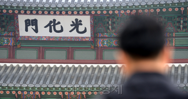 부실 복원 논란에 휩싸였던 서울 광화문 현판에 새로운 균열이 발견됐다.26일 오전 광화문 현판  '화(化)'자 오른쪽에 생긴 균열이 눈에 띈다. 이 현판은 지난 2010년 광복절에 광화문 복원과 함께 내걸렸으며, 3개월만에 균열이 생겨 수리를 한 적이 있다./ 안훈 기자 rosedale@ 2014.05.26
부실 복원 논란에 휩싸였던 서울 광화문 현판에 새로운 균열이 발견됐다.26일 오전 광화문 현판  '화(化)'자 오른쪽에 생긴 균열이 눈에 띈다. 이 현판은 지난 2010년 광복절에 광화문 복원과 함께 내걸렸으며, 3개월만에 균열이 생겨 수리를 한 적이 있다./ 안훈 기자 rosedale@ 2014.05.26
부실 복원 논란에 휩싸였던 서울 광화문 현판에 새로운 균열이 발견됐다.26일 오전 광화문 현판  '화(化)'자 오른쪽에 생긴 균열이 눈에 띈다. 이 현판은 지난 2010년 광복절에 광화문 복원과 함께 내걸렸으며, 3개월만에 균열이 생겨 수리를 한 적이 있다./ 안훈 기자 rosedale@ 2014.05.26
‘대한민국의 자존심’ 광화문 현판이 또다시 갈라져 원칙을 무시한 졸속 공사였음을 재입증했다. 26일 확인된 균열지점은 지난 2010년 11월 갈라진 곳(오른쪽 작은 사진)과 달라, 총체적 부실 현판이었음을 말해주고 있다. 안훈 기자/rosedale@heraldcorp.com