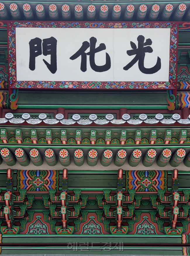 부실 복원 논란에 휩싸였던 서울 광화문 현판에 새로운 균열이 발견됐다.26일 오전 광화문 현판  '화(化)'자 오른쪽에 생긴 균열이 눈에 띈다. 이 현판은 지난 2010년 광복절에 광화문 복원과 함께 내걸렸으며, 3개월만에 균열이 생겨 수리를 한 적이 있다./ 안훈 기자 rosedale@ 2014.05.26
부실 복원 논란에 휩싸였던 서울 광화문 현판에 새로운 균열이 발견됐다.26일 오전 광화문 현판  '화(化)'자 오른쪽에 생긴 균열이 눈에 띈다. 이 현판은 지난 2010년 광복절에 광화문 복원과 함께 내걸렸으며, 3개월만에 균열이 생겨 수리를 한 적이 있다./ 안훈 기자 rosedale@ 2014.05.26
부실 복원 논란에 휩싸였던 서울 광화문 현판에 새로운 균열이 발견됐다.26일 오전 광화문 현판  '화(化)'자 오른쪽에 생긴 균열이 눈에 띈다. 이 현판은 지난 2010년 광복절에 광화문 복원과 함께 내걸렸으며, 3개월만에 균열이 생겨 수리를 한 적이 있다./ 안훈 기자 rosedale@ 2014.05.26
