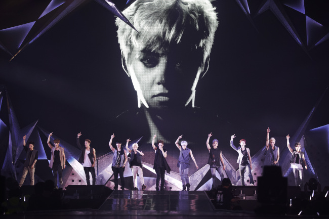 EXO performs at Seoul Olympic Park’s Gymnastics Stadium on Sunday.   Yonhap