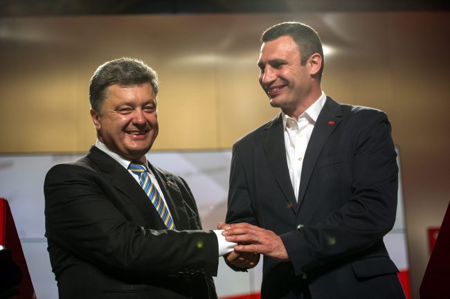 Ukrainian businessman and presidential candidate Petro Poroshenko (left) and leader of UDAR party and former heavyweight boxer Vitali Klitschko shake hands after a joint press conference at Poroshenko’s election headquarters in Kiev on Sunday.   EPA-Yonhap