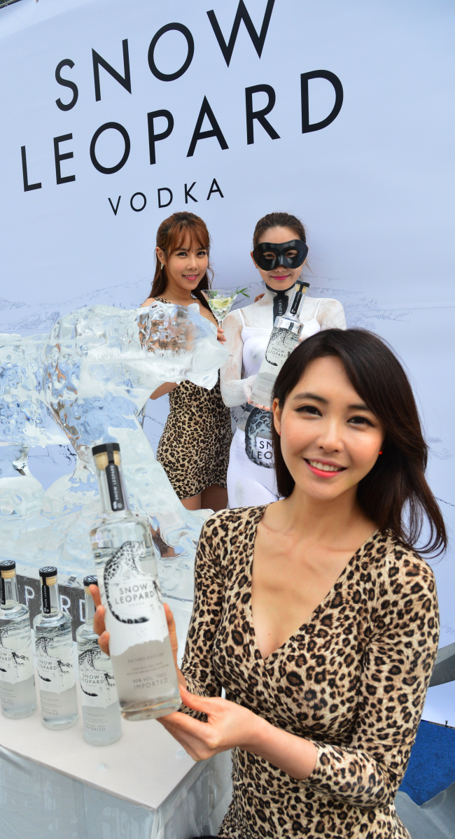 에드링턴코리아는 영국 슈퍼프리미엄 보드카 ‘스노우레퍼드(Snow Leopard, 눈표범)’를 영국에 이어 전세계 두번째로 국내에서 출시행사를 가졌다.
스노우레퍼드 보드카 출시를 기념해 26일 오전 서울 광화문광장에서 스노우레퍼드 모양의 얼음조각과 스노우레퍼드 병 라벨 문양의 페이스페인팅 한 모델들이 제품을 선보이고 있다.