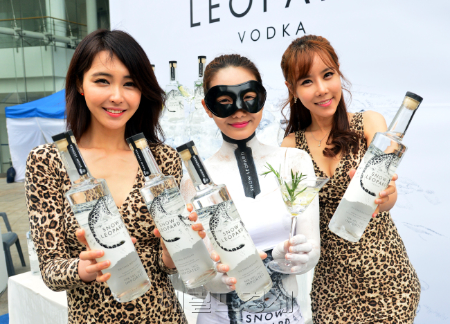 에드링턴코리아는 영국 슈퍼프리미엄 보드카 ‘스노우레퍼드(Snow Leopard, 눈표범)’를 영국에 이어 전세계 두번째로 국내에서 출시행사를 가졌다.
스노우레퍼드 보드카 출시를 기념해 26일 오전 서울 광화문광장에서 스노우레퍼드 모양의 얼음조각과 스노우레퍼드 병 라벨 문양의 페이스페인팅 한 모델들이 제품을 선보이고 있다.