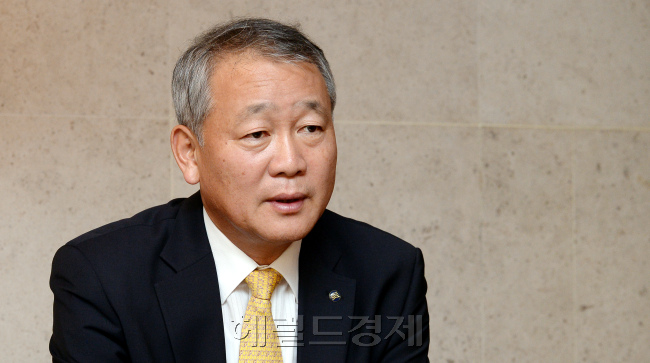 안양옥 교총회장 인터뷰./안훈기자 rosedale@ 2013.10.17
안양옥 교총회장 인터뷰./안훈기자 rosedale@ 2013.10.17