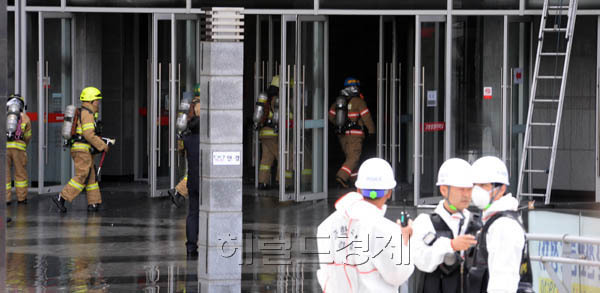 경기도 고양시 일산 동구 고양시외버스종합터미널 창고에서 불이나 사상자가 발생했다.
경기북부소방재난본부는 26일 “이날 오전 9시10분쯤 종합터미널 지하1층 음식점 공사현장에서 용접작업을 하던 중 불이났다”고 밝혔다. 이와관련, 현재 5명이 숨지고 3명의 부상자가 발생한 것으로 전해지고 있다.