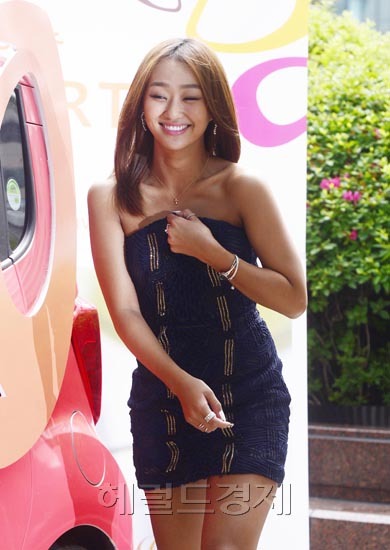 효린(김효정/가수/씨스타/스타쉽엔터테인먼트)
걸그룹 씨스타의 효린이 26일 오전 서울 소공동 롯데호텔 쿨팝스 프라자에서 캘리포니아 아몬드 협회가 개최하는 ‘굿데이 콘서트’의 시작을 알리는 사진 행사를 가지고 있다.