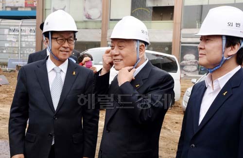 김한길.안철수새정치민주연합 공동대표가 26일 오전 경기도 부천시 송내역에서 열린 교통안전점검 안전한 대한민국만들기행사에 참석해 안전모를 착용하고 있다.
김 공동대표는 이날 행사에서 “국민의 생명과 행복을 무엇보다 먼저 지키려고 하는 안전한 대한민국, 우리 새정치민주연합이 모든 힘을 모아 반드시 만들어 내겠다.”고 말했다.