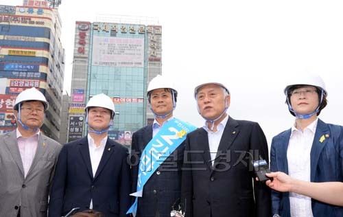 김한길.안철수새정치민주연합 공동대표가 26일 오전 경기도 부천시 송내역에서 열린 교통안전점검 안전한 대한민국만들기행사에 참석해 인사말을 하고 있다.
김 공동대표는 이날 행사에서 “국민의 생명과 행복을 무엇보다 먼저 지키려고 하는 안전한 대한민국, 우리 새정치민주연합이 모든 힘을 모아 반드시 만들어 내겠다.”고 말했다.