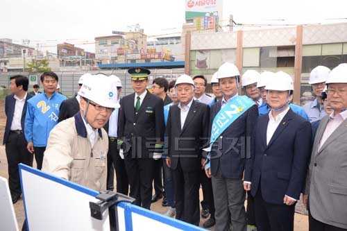안철수.김한길 새정치민주연합 공동대표가 26일 오전 경기도 부천시 송내역에서 열린 교통안전점검 안전한 대한민국만들기행사에 참석 송내역 환승시설 공사현장에서 브리핑을 받고있다.
안 공동대표는 이날 행사에서 “안전 불감증이란 인명경시 풍조와 다름 아니라고 생각한다. 따라서 안전사회를 넘어서 인간의 생명이 존중될 수 있는 인간존엄사회로 나아가야한다” 고 말했다.
