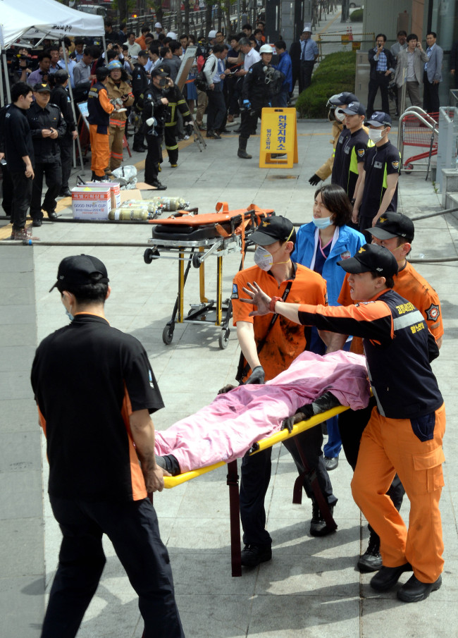26일 9시 10분께 경기도 고양시 일산동구 고양시외버스종합터미널 창고에서 불이 나 최소 5명이 숨지고 24명이 부상했다.
병원으로 후송된 부상자 가운데 중태자가 많아 사망자가 더 늘어날 가능성이 우려되고 있다.
경기북부소방재난본부는 종합터미널 지하 1층 음식점 공사현장에서 용접 작업을 하던 중 불이 난 것으로 추정하고 있다.
사망자들은 지하 1층 공사 현장 인근 화장실에서 발견됐으며 현재 경찰과 소방당국은 이들의 신원을 확인하고 있다.