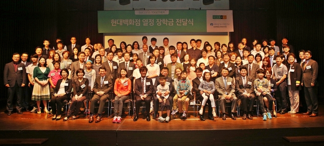 현대백화점은 협력사 임직원 자녀에게 ‘열정(PASSION) 장학금’ 2억원을 전달했다고 26일 밝혔다.
장학금은 초등학생 29명, 중학생 17명, 고등학생 30명, 대학생 32명 등 모두 108명에 지원됐다.
‘열정(PASSION) 장학금’은 업계에서 처음으로 협력사 직원 자녀들을 대상으로 지원하는 장학금 제도로 현대백화점과 거래관계에 있는 1000여개의 중소 협력사 임직원 자녀 중 초ㆍ중ㆍ고ㆍ대학생을 대상으로 한다.